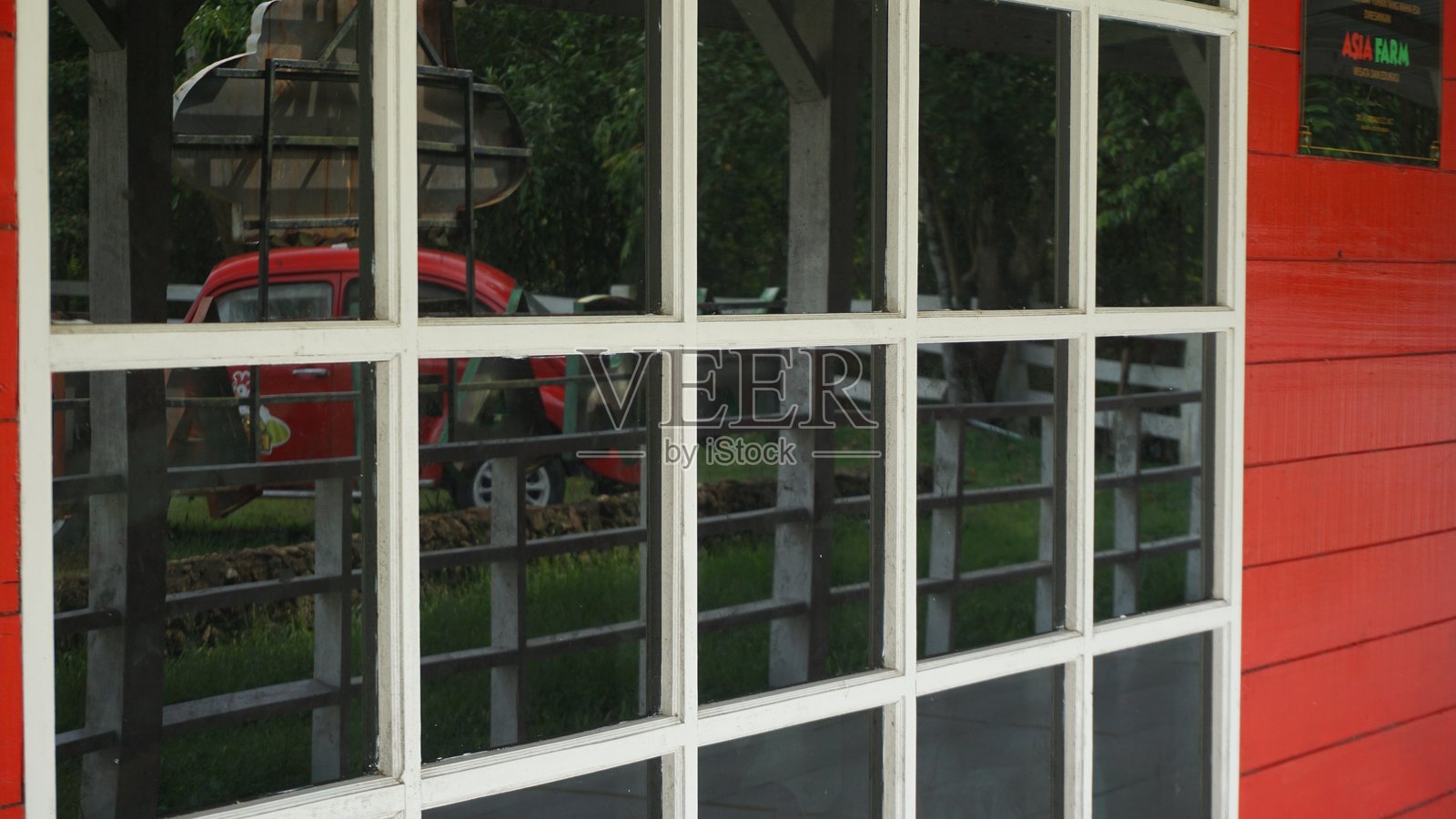 传统住宅中的木窗花纹设计照片摄影图片