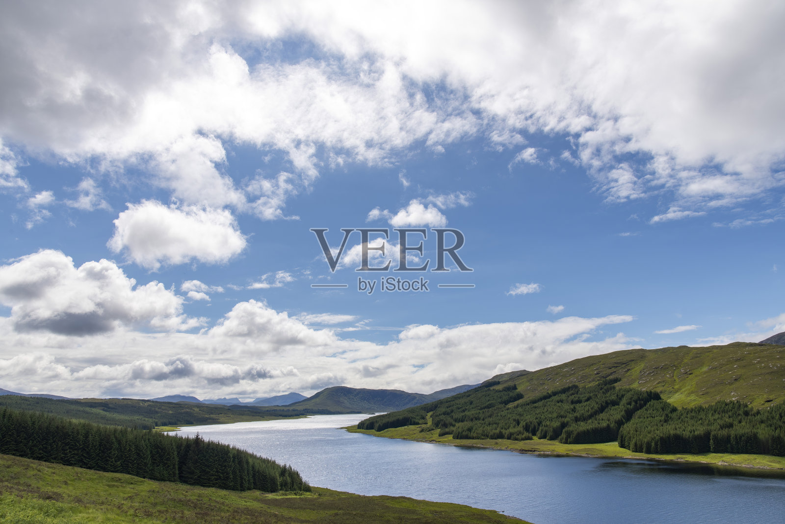 俯瞰洛赫洛因湖及周围的绿色山脉照片摄影图片