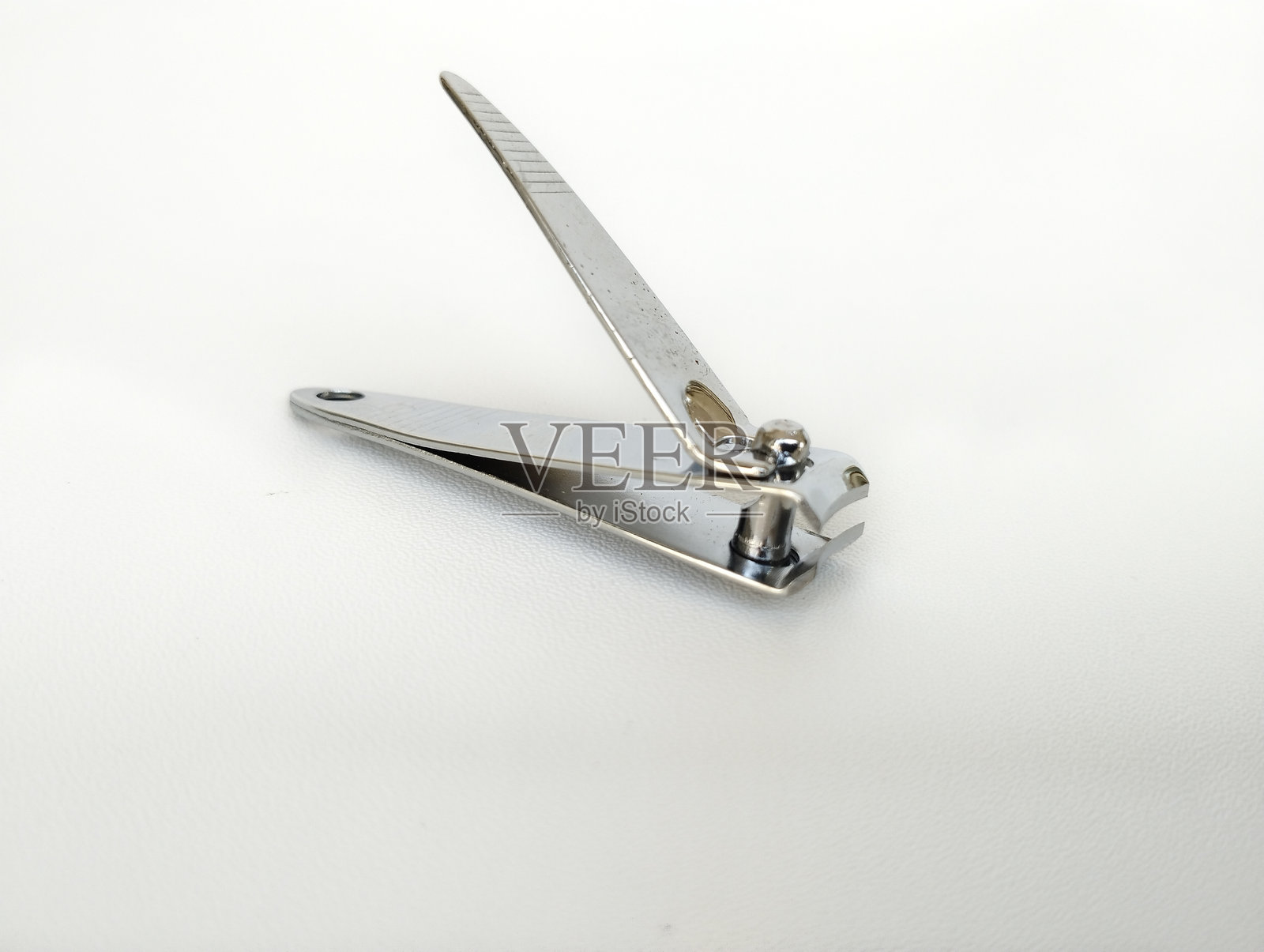 不锈钢指甲剪或指甲刀，背景为白色照片摄影图片