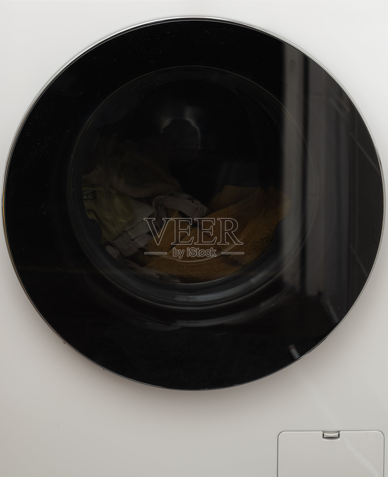 洗衣机特写，里面装有衣物照片摄影图片