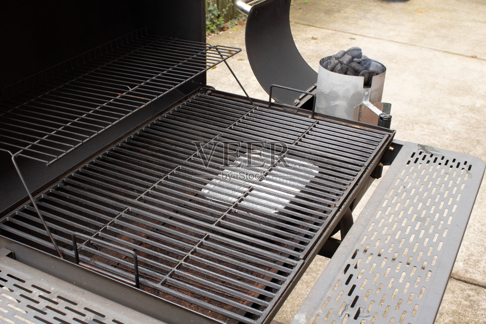 带有火种和煤炭的烧烤烟熏炉照片摄影图片