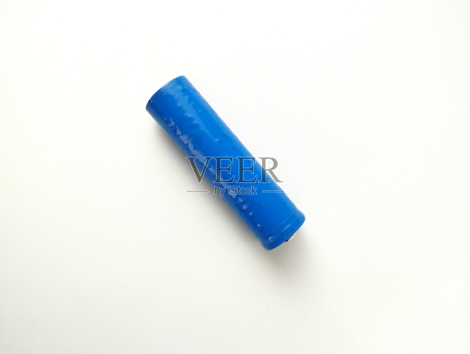 白色背景上的碱性电池照片摄影图片