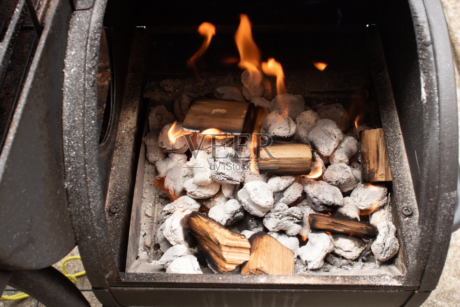 小烤架上准备好烹饪食物的木炭和火焰照片摄影图片