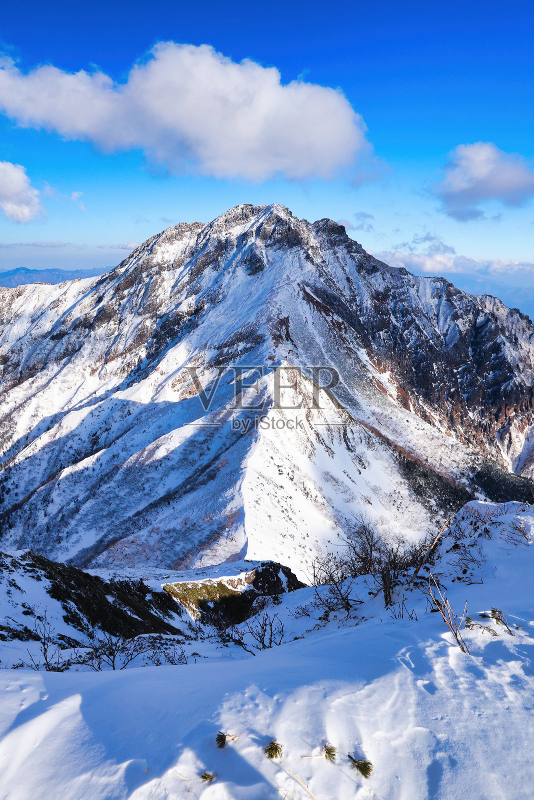 日本八岳山脉中的雪顶赤岳照片摄影图片