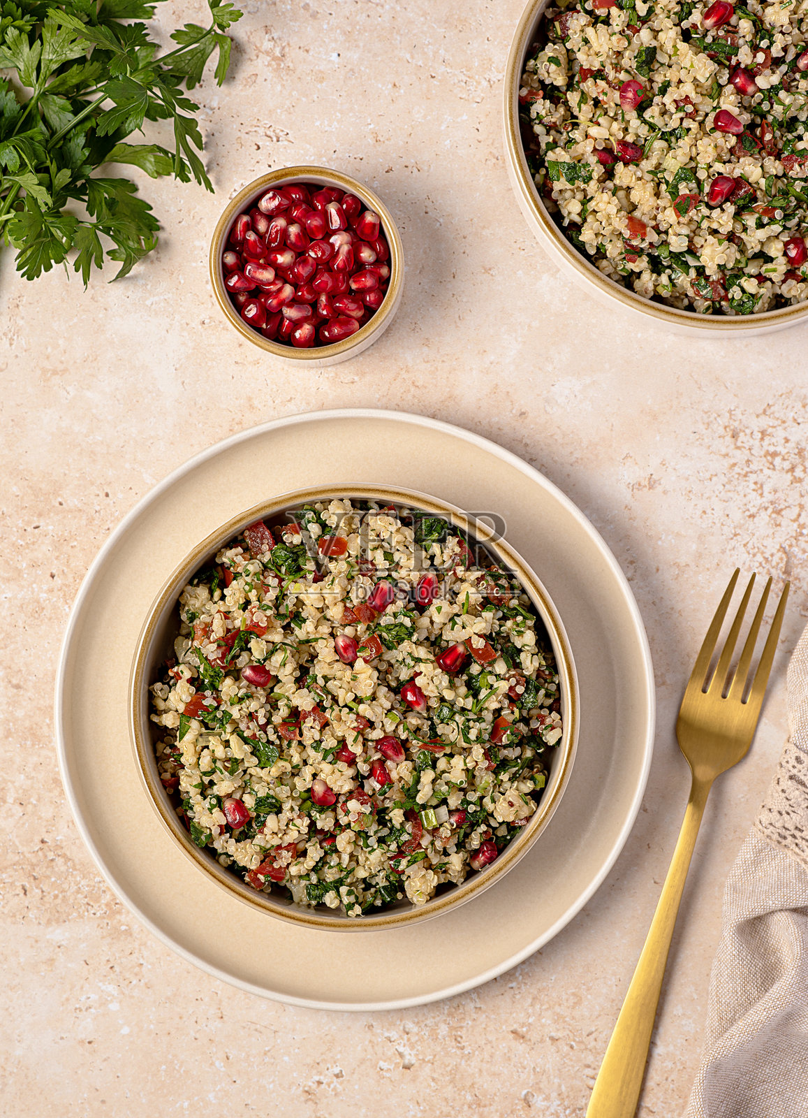 石榴塔布勒沙拉的美食摄影照片摄影图片