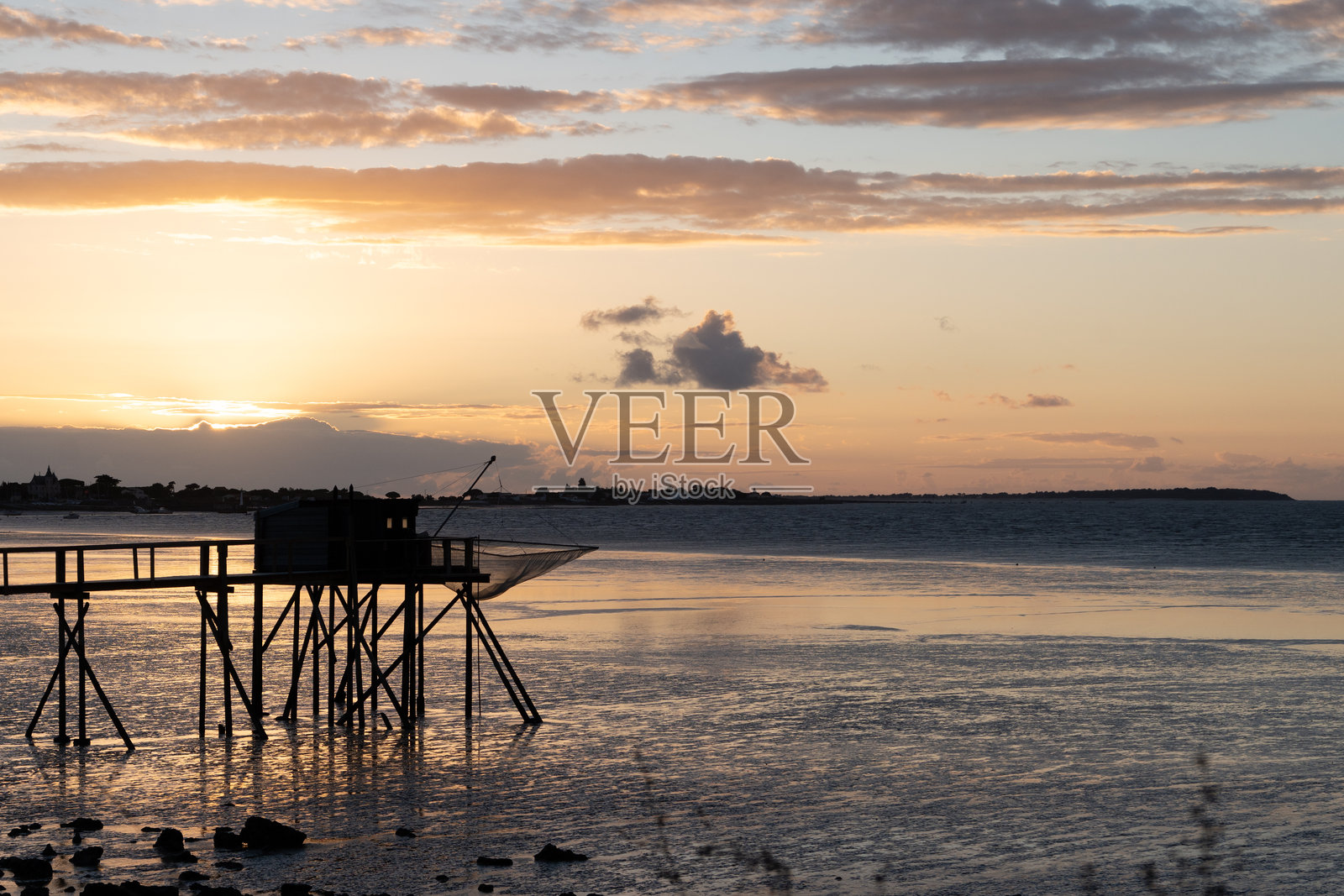 法国福拉斯海滩渔网上的日落照片摄影图片