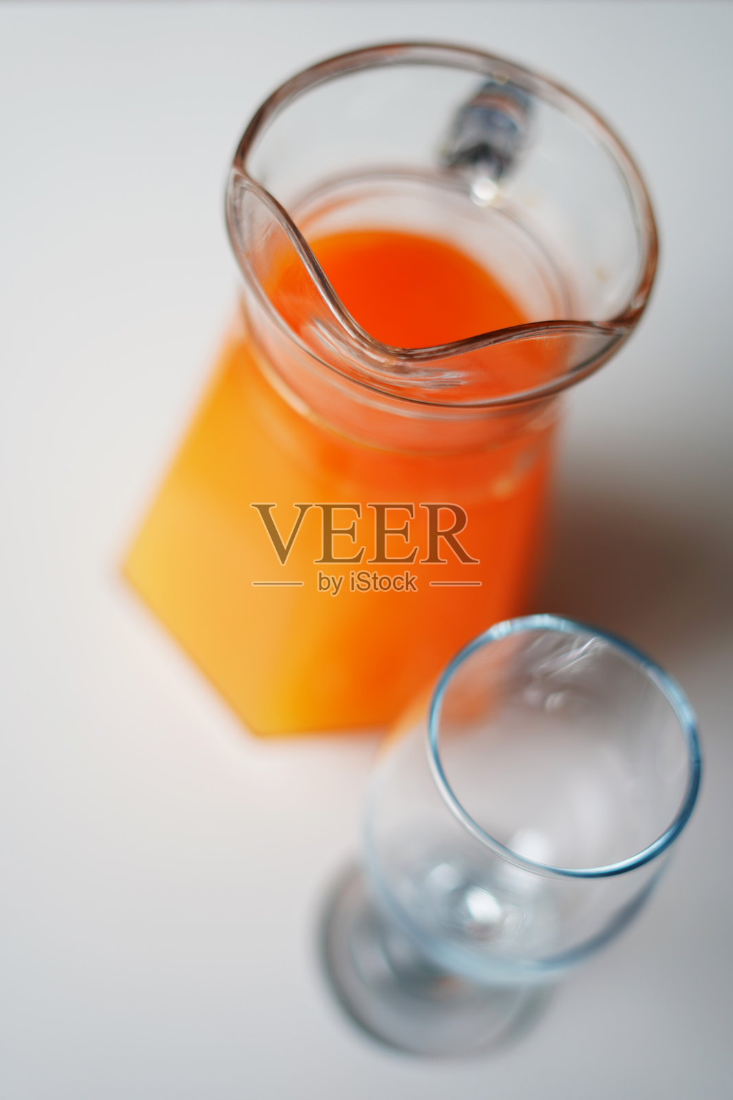 一杯橙汁与一个玻璃杯照片摄影图片