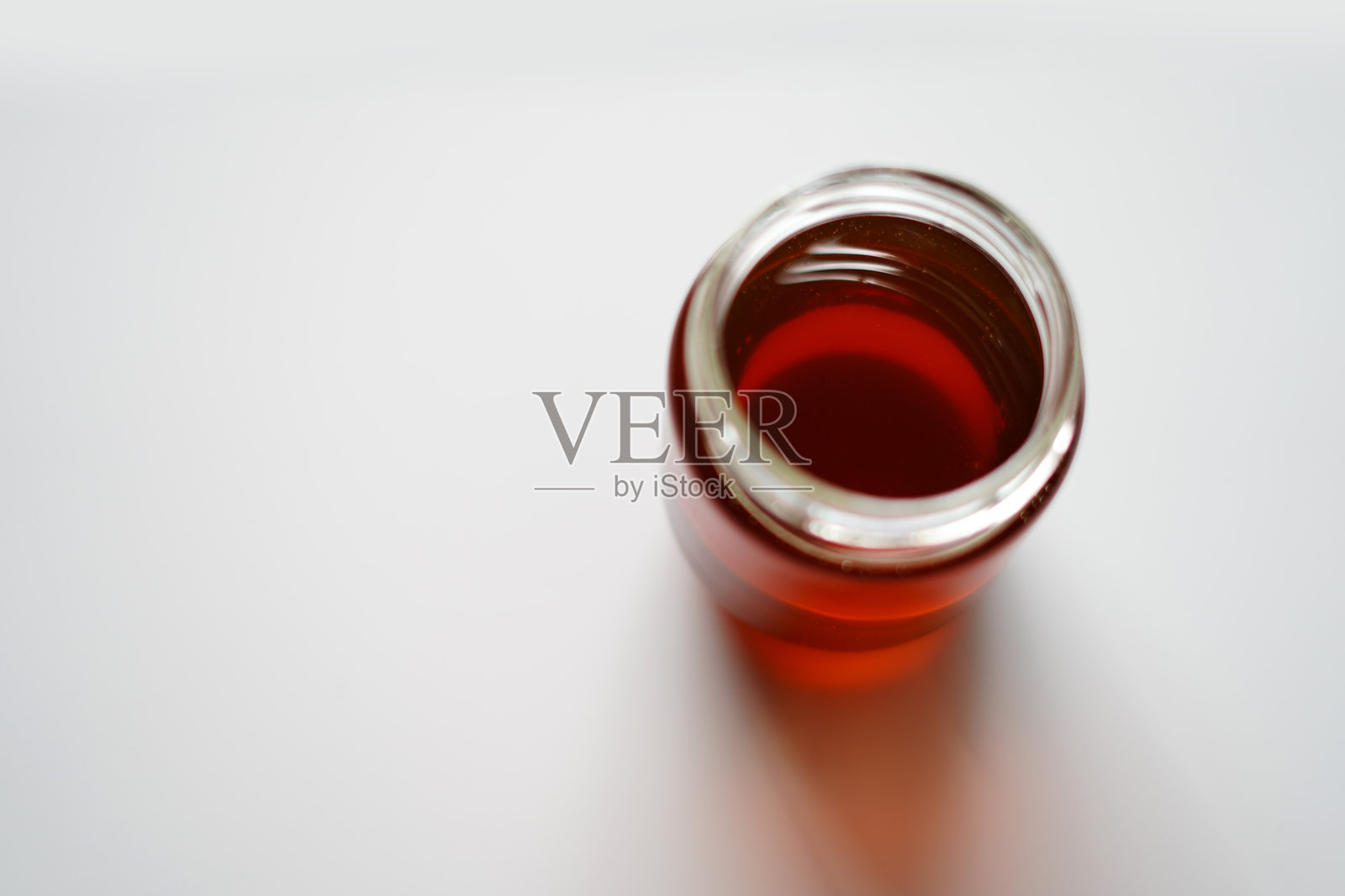 优质库存照片：玻璃器皿中的金色蜂蜜照片摄影图片