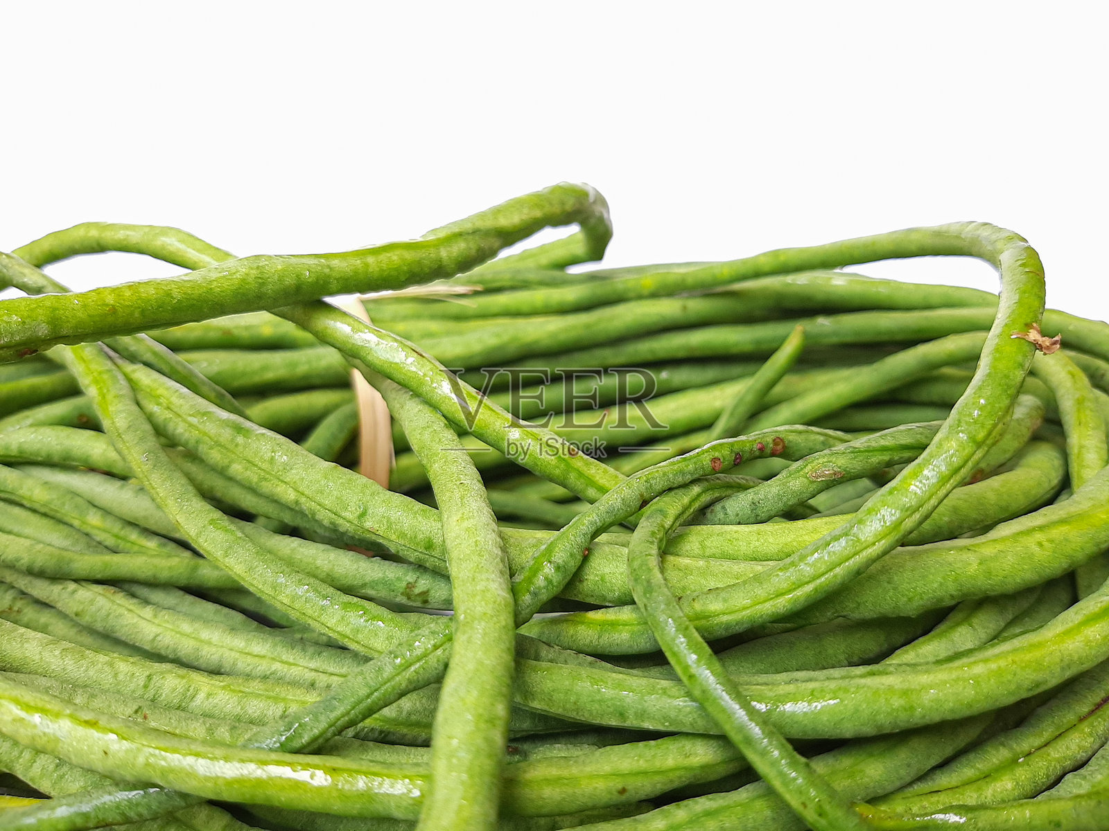 一束长豆（Vigna unguiculata sesquipedalis），又称芦笋豆或 yardlong bean，背景为白色。照片摄影图片