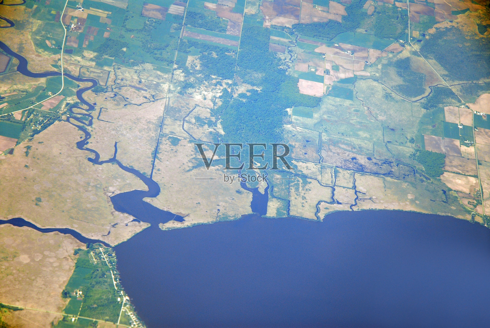 从飞机上俯瞰湖泊、河流和陆地的景观照片摄影图片