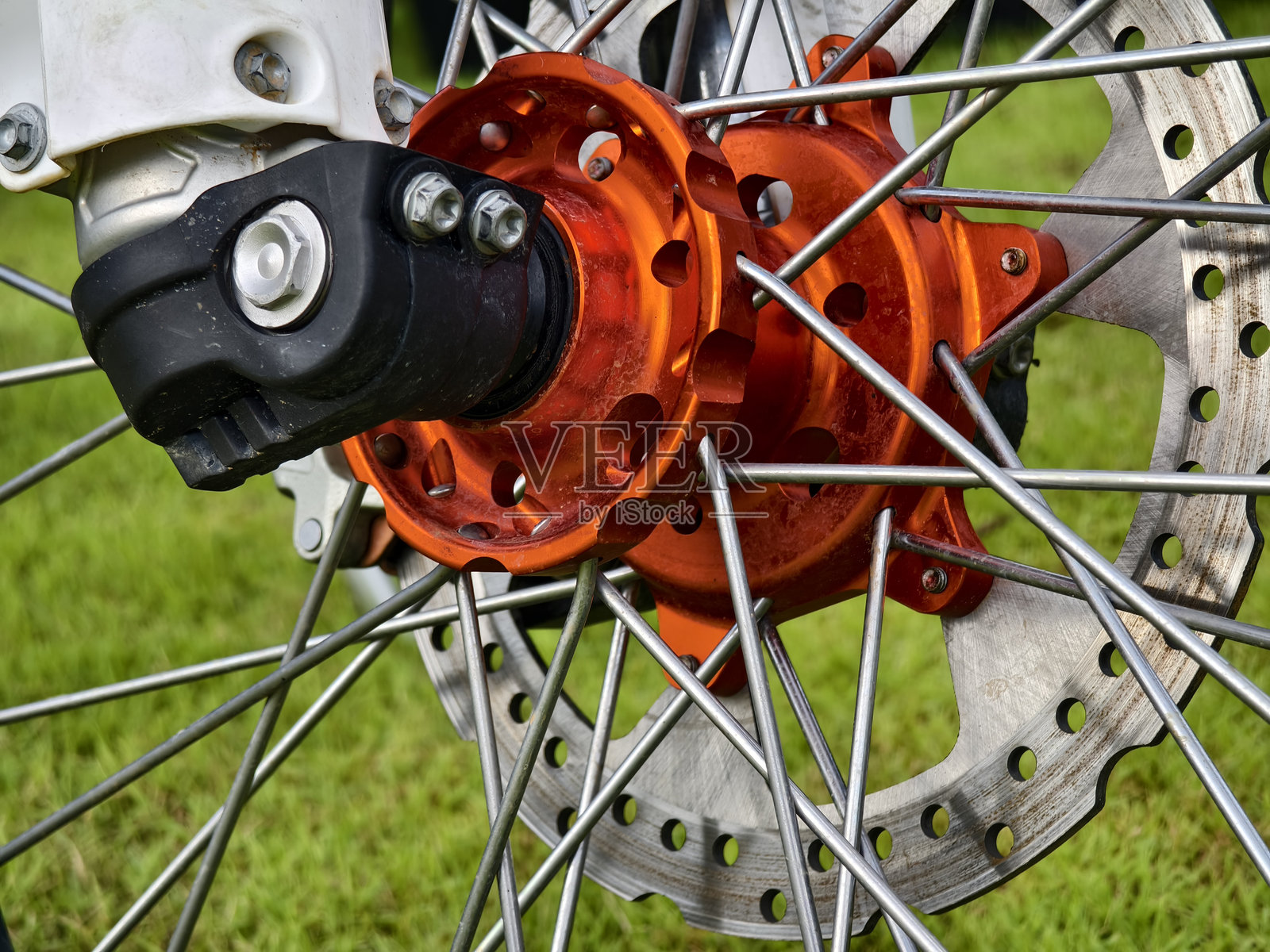 摩托车轮胎在草地上的特写视图照片摄影图片