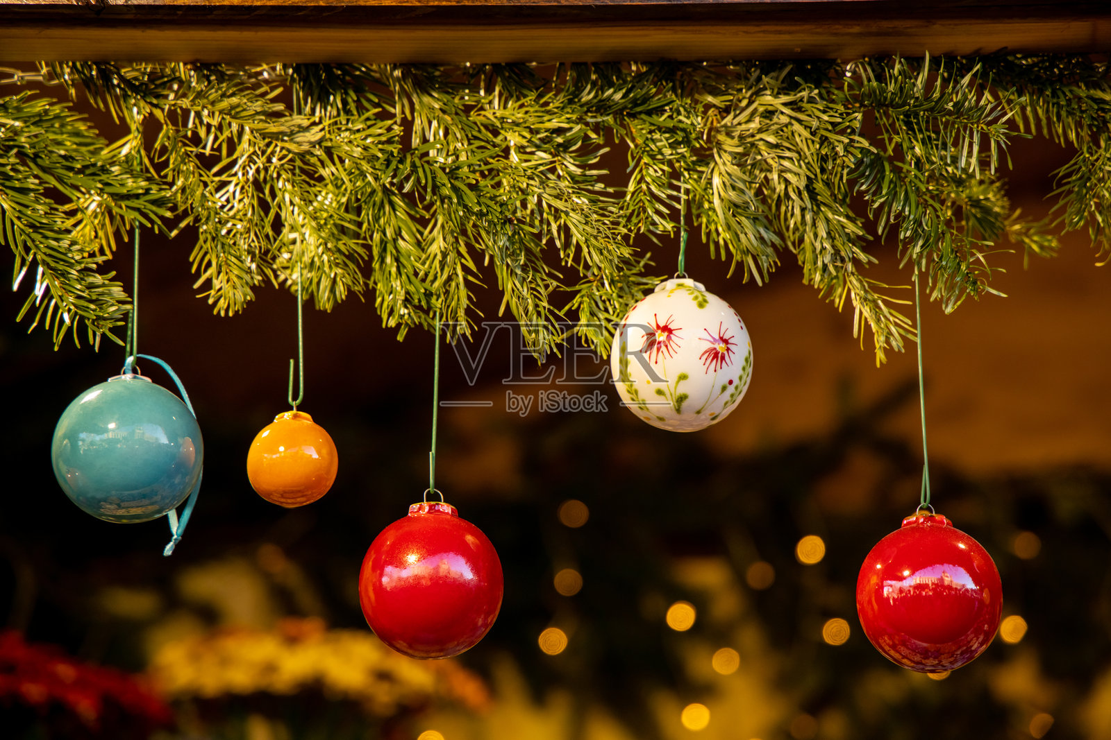 圣诞装饰品，五彩缤纷的球和玩具。欧洲的圣诞市场集市照片摄影图片