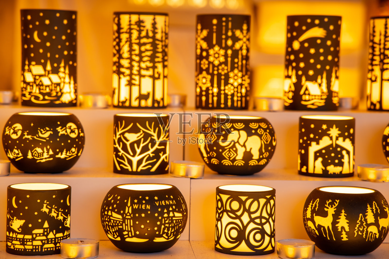 圣诞装饰品，五彩缤纷的球和玩具。欧洲的圣诞市场集市照片摄影图片