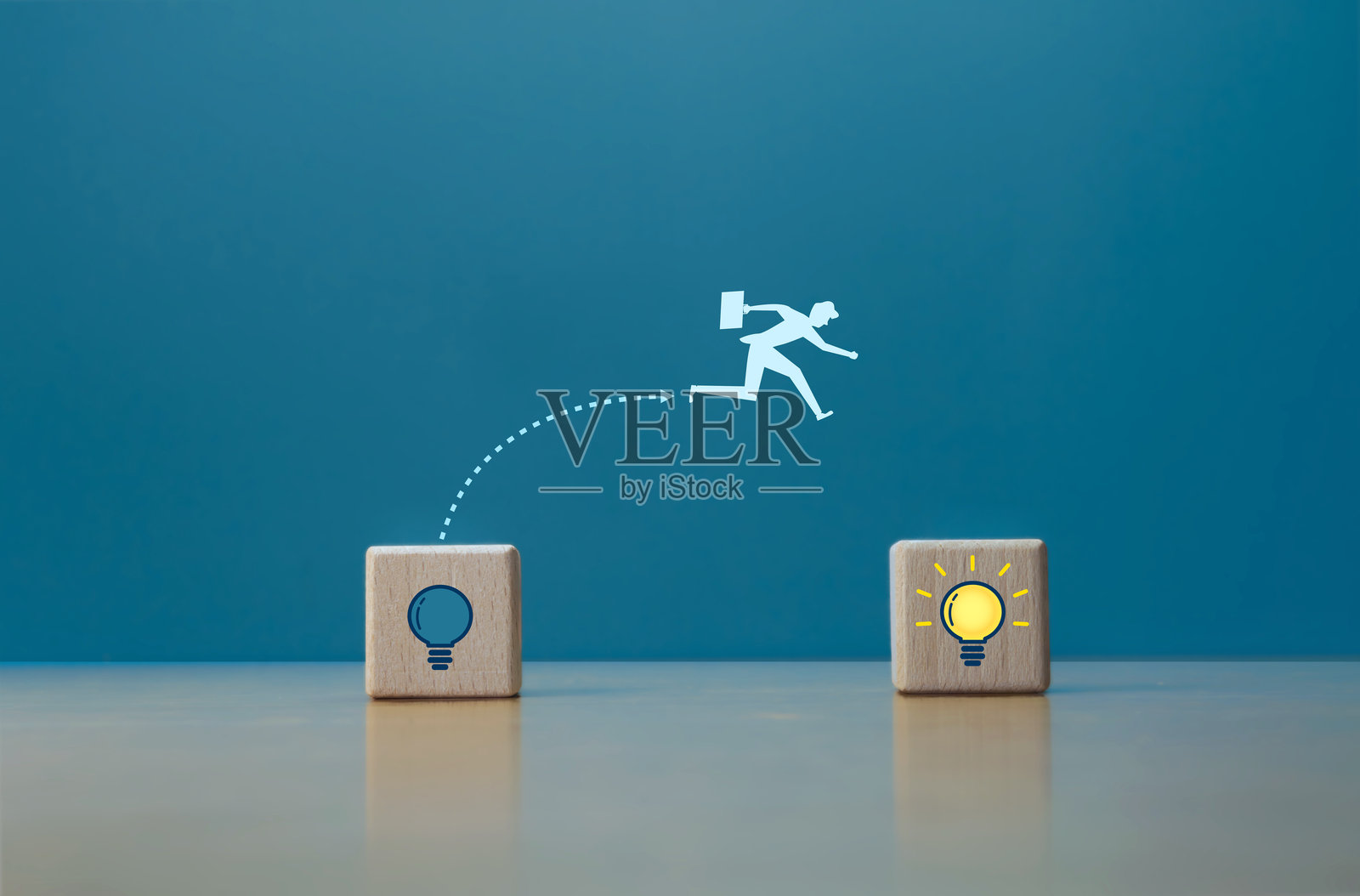 商界人士适应新想法，跃向新灯泡。照片摄影图片