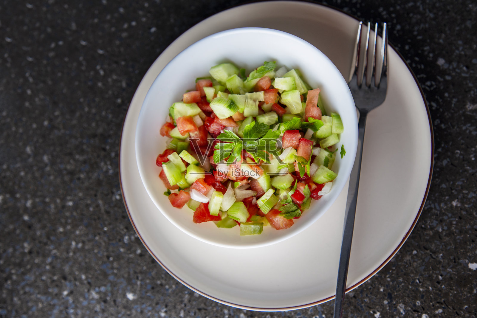 新鲜沙拉，包含黄瓜、西红柿、洋葱、香菜和橄榄油，特写俯视图照片摄影图片