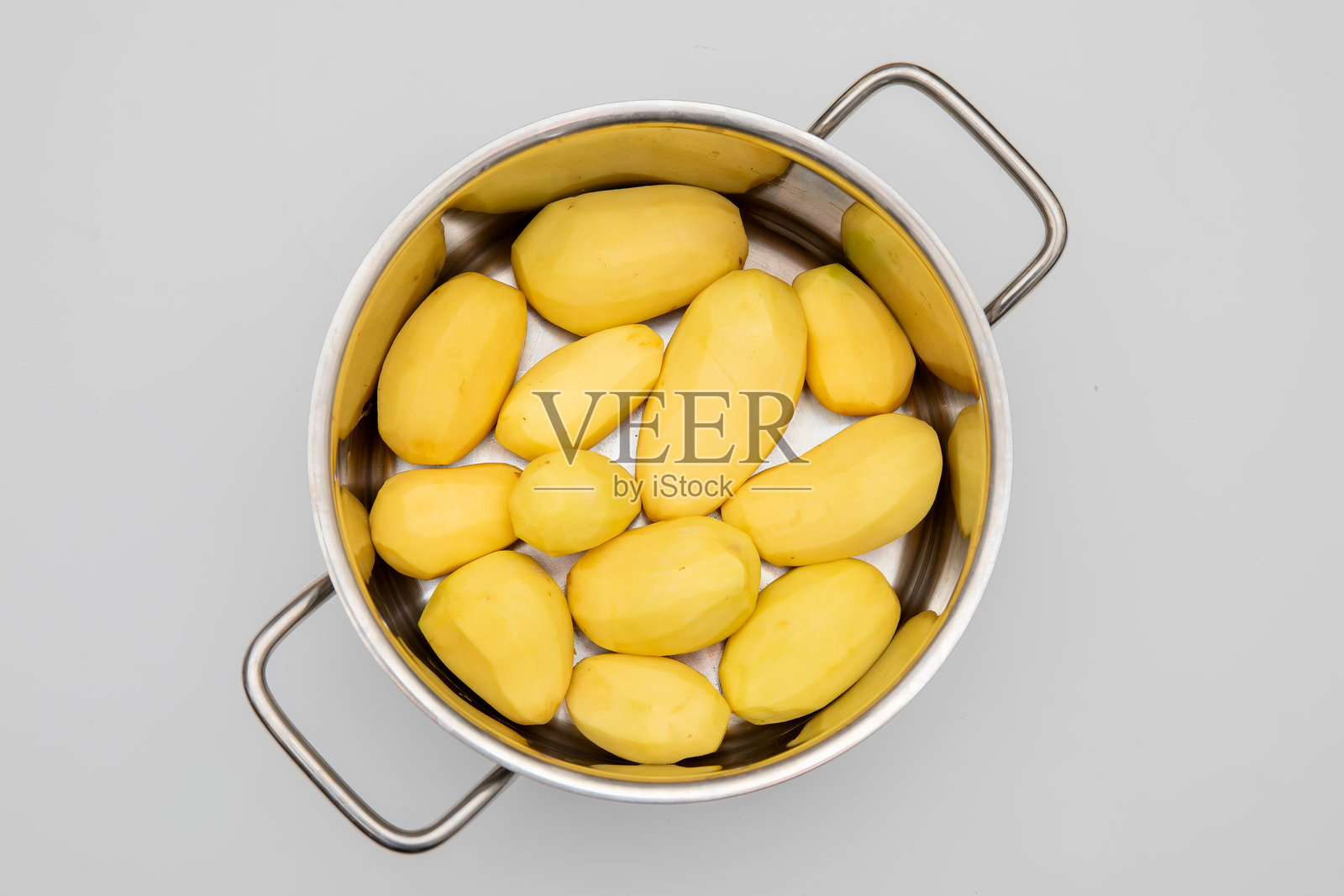 去皮土豆在锅中 - 新鲜食材准备照片摄影图片