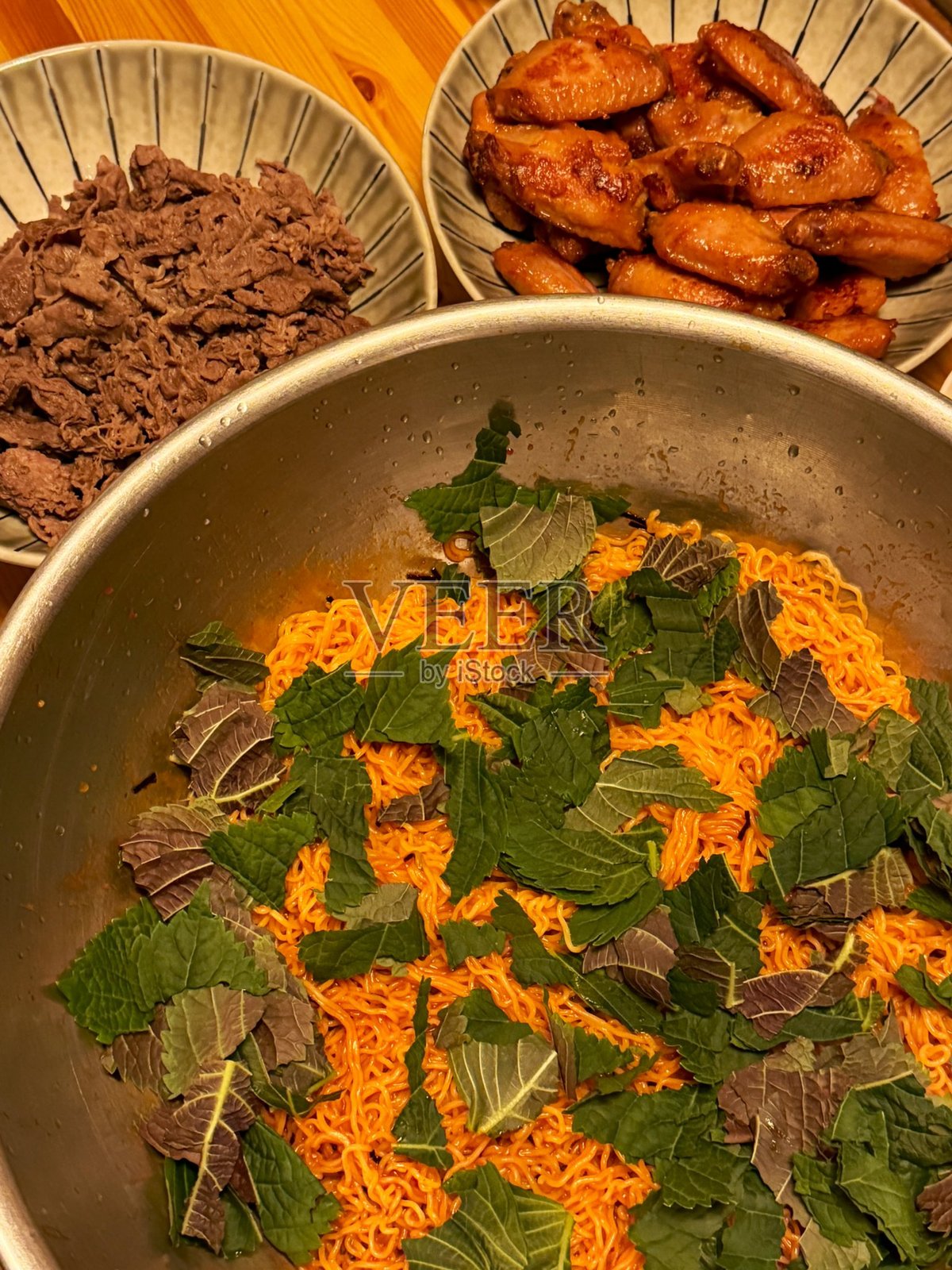 拌面是一道美味的韩国菜，特色是冷面与辛辣酸爽的酱汁拌匀，上面放有新鲜蔬菜和煮鸡蛋。非常适合夏季餐点，展现出鲜艳的风味和色彩。照片摄影图片