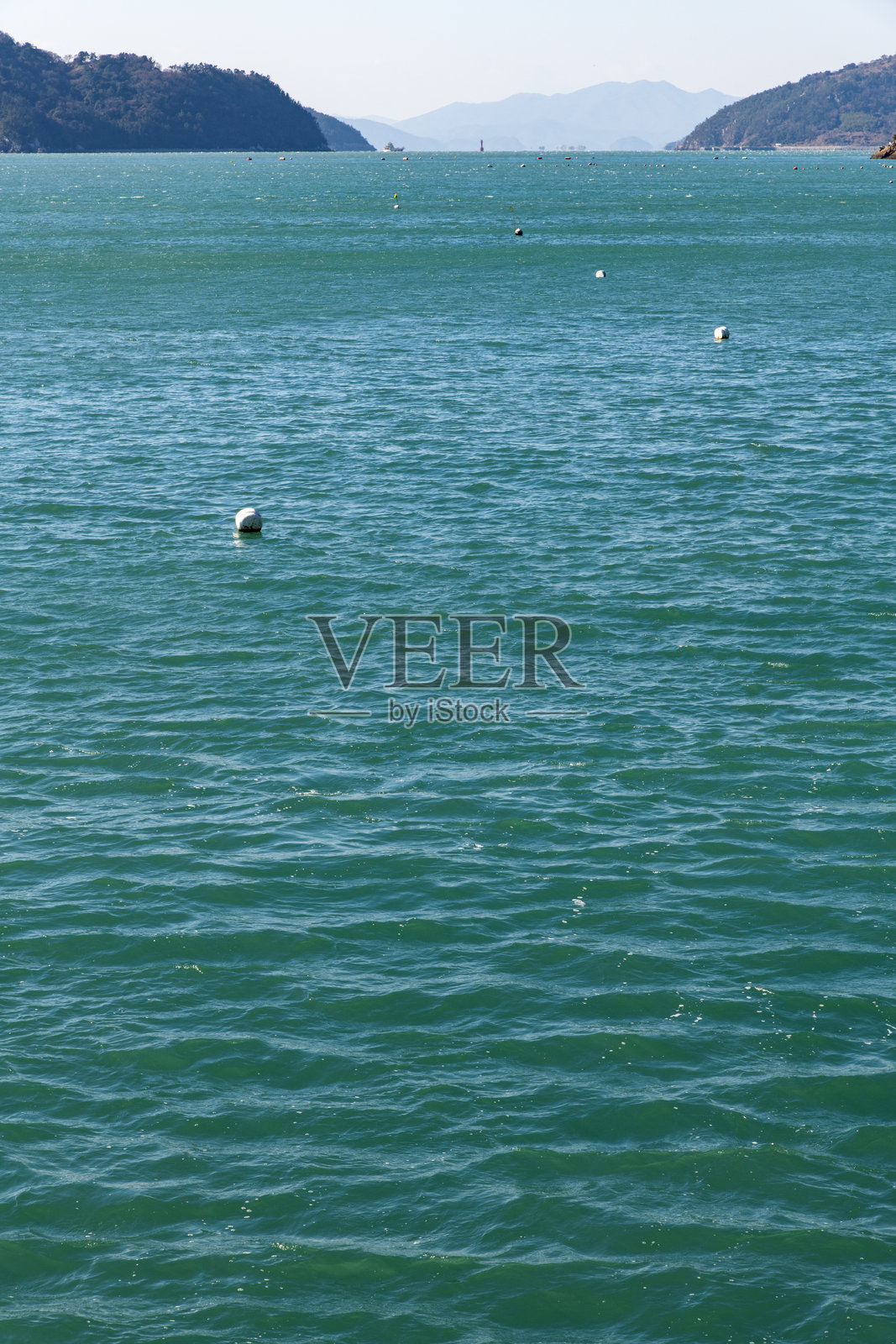 浮标漂浮在海面上照片摄影图片