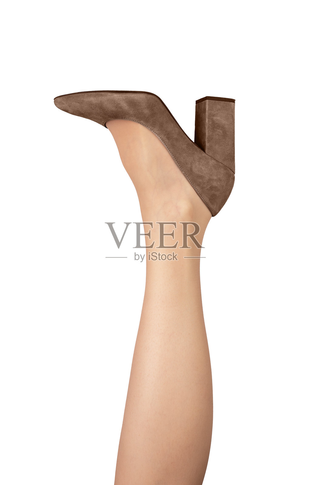 女性抬起修长的腿，穿着摩卡色高跟鞋，背景为白色。照片摄影图片