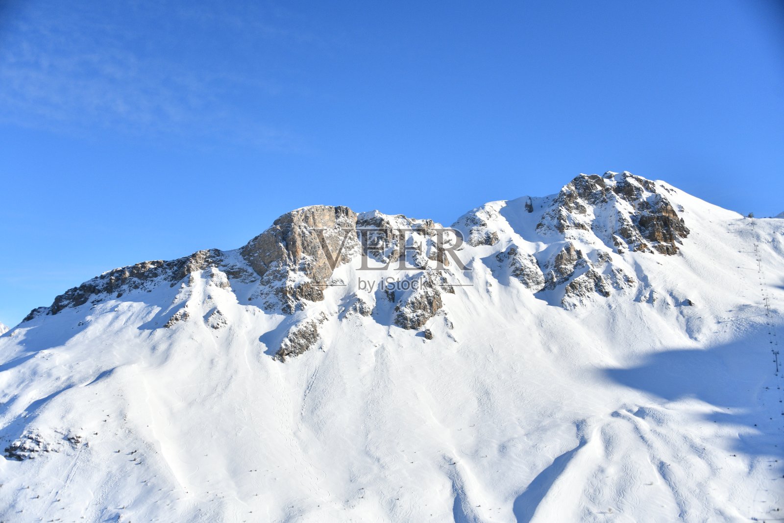 法国阿尔卑斯山的白雪皑皑的勃朗峰。照片摄影图片