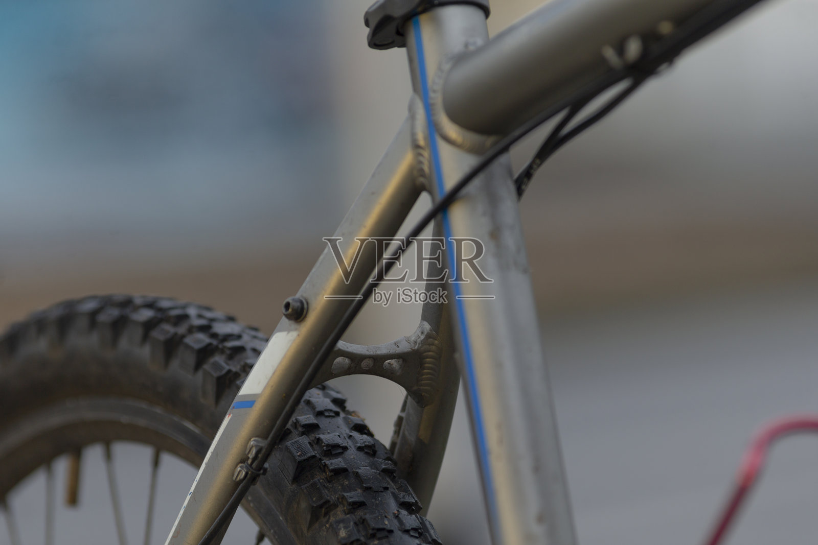 山地自行车框架的特写，展示轮胎和美丽的背景景色照片摄影图片