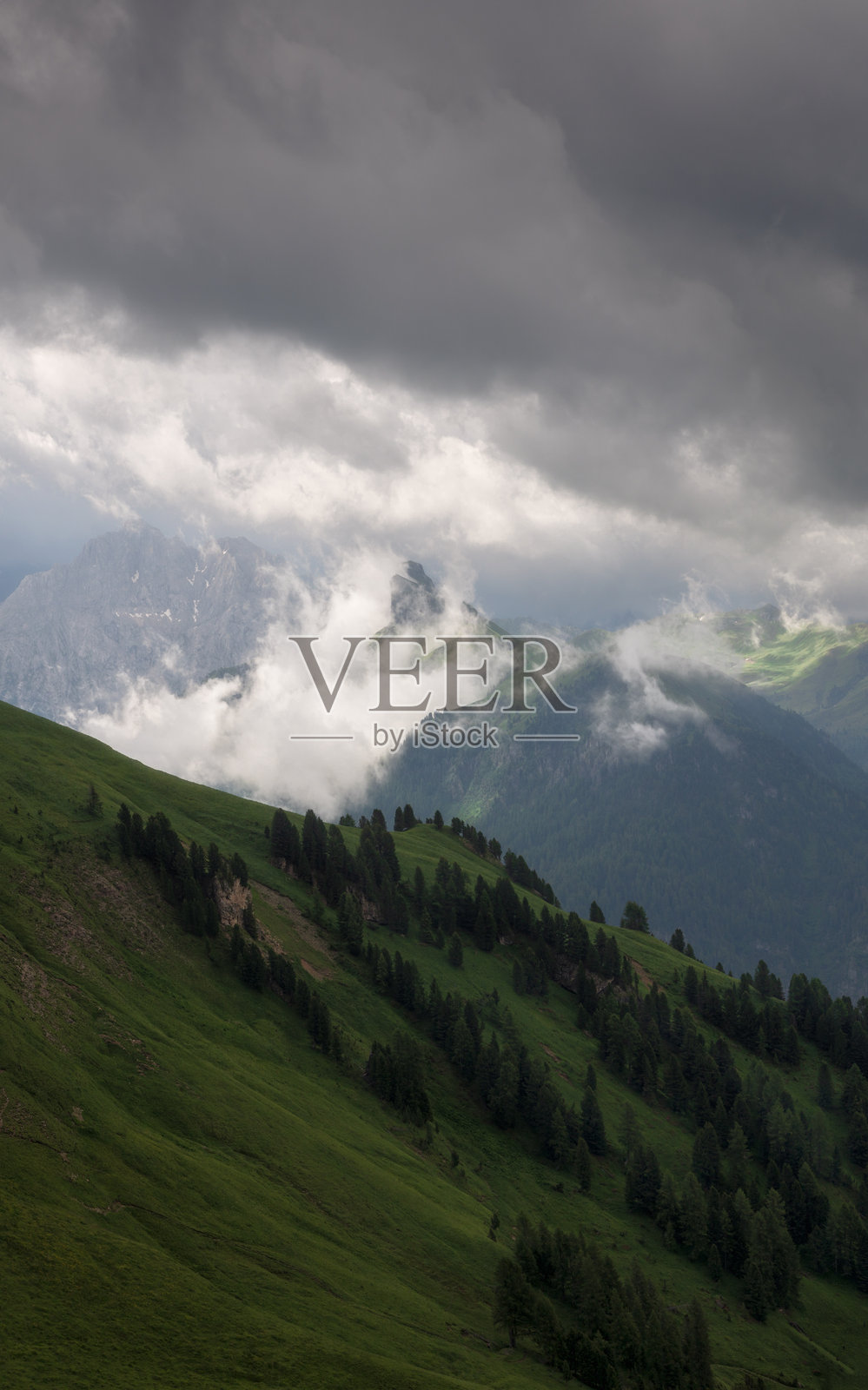 雄伟的山与云共舞照片摄影图片