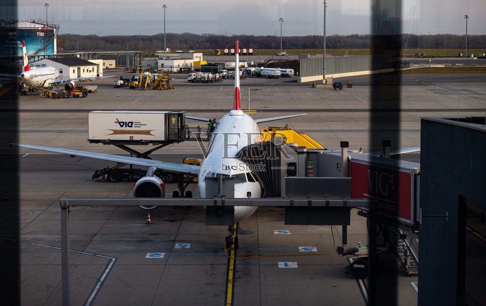降落在机场的飞机照片摄影图片