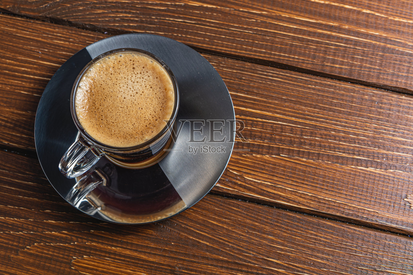 在沾有咖啡渍的餐巾上手写的便条照片摄影图片