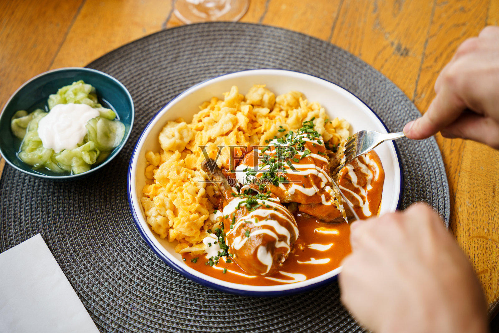 红椒鸡配德国面疙瘩和黄瓜沙拉照片摄影图片