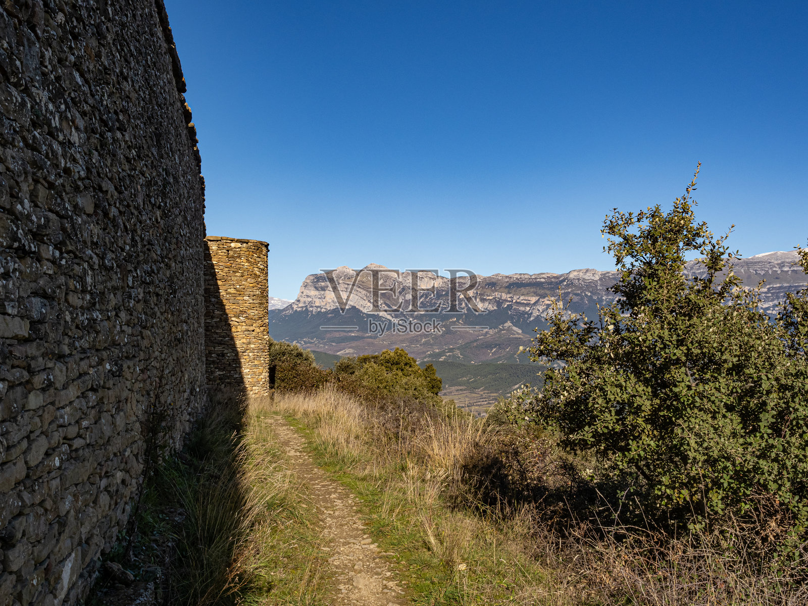 穆罗德罗达周围的小径。富埃瓦谷中的古老防御城镇。韦斯卡。阿拉贡照片摄影图片