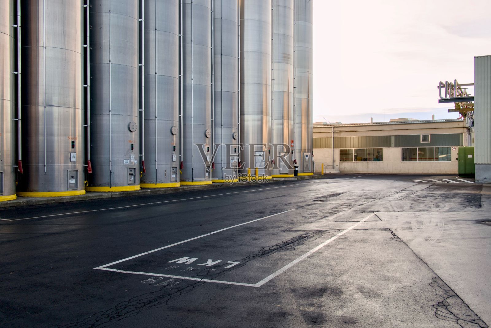 工业设施与储罐。照片摄影图片