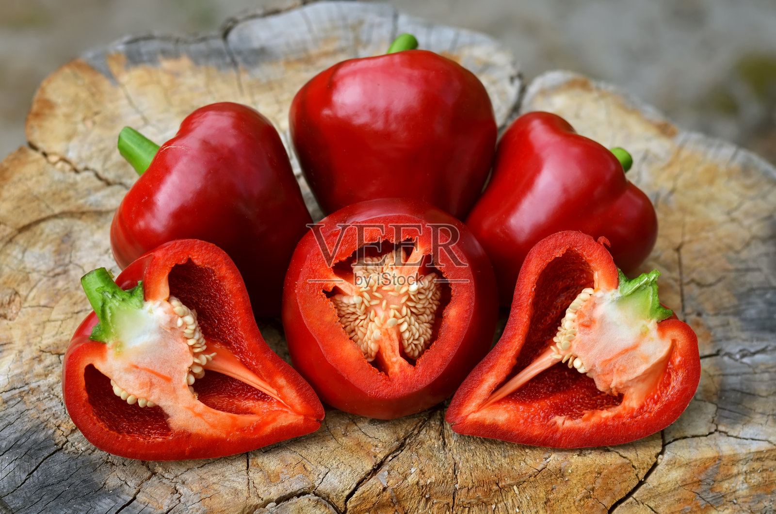 新鲜采摘的锥形红甜椒。照片摄影图片