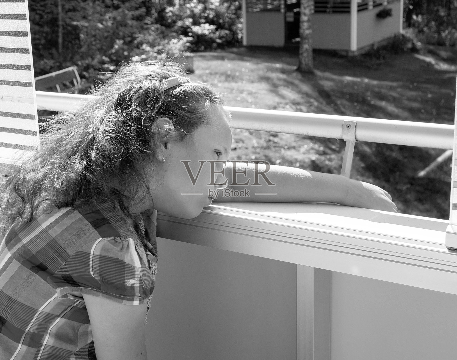 白人女孩9岁伤心，黑白照片。照片摄影图片