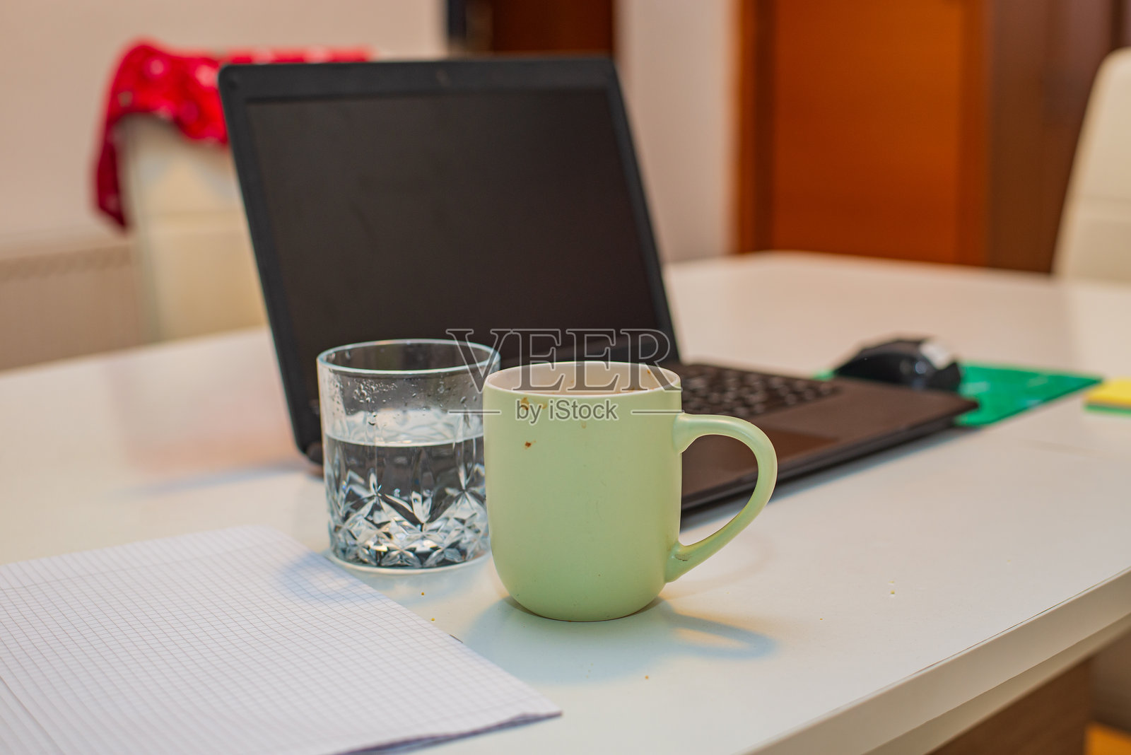 家庭办公室，远程工作，休息时间，咖啡杯和水。照片摄影图片