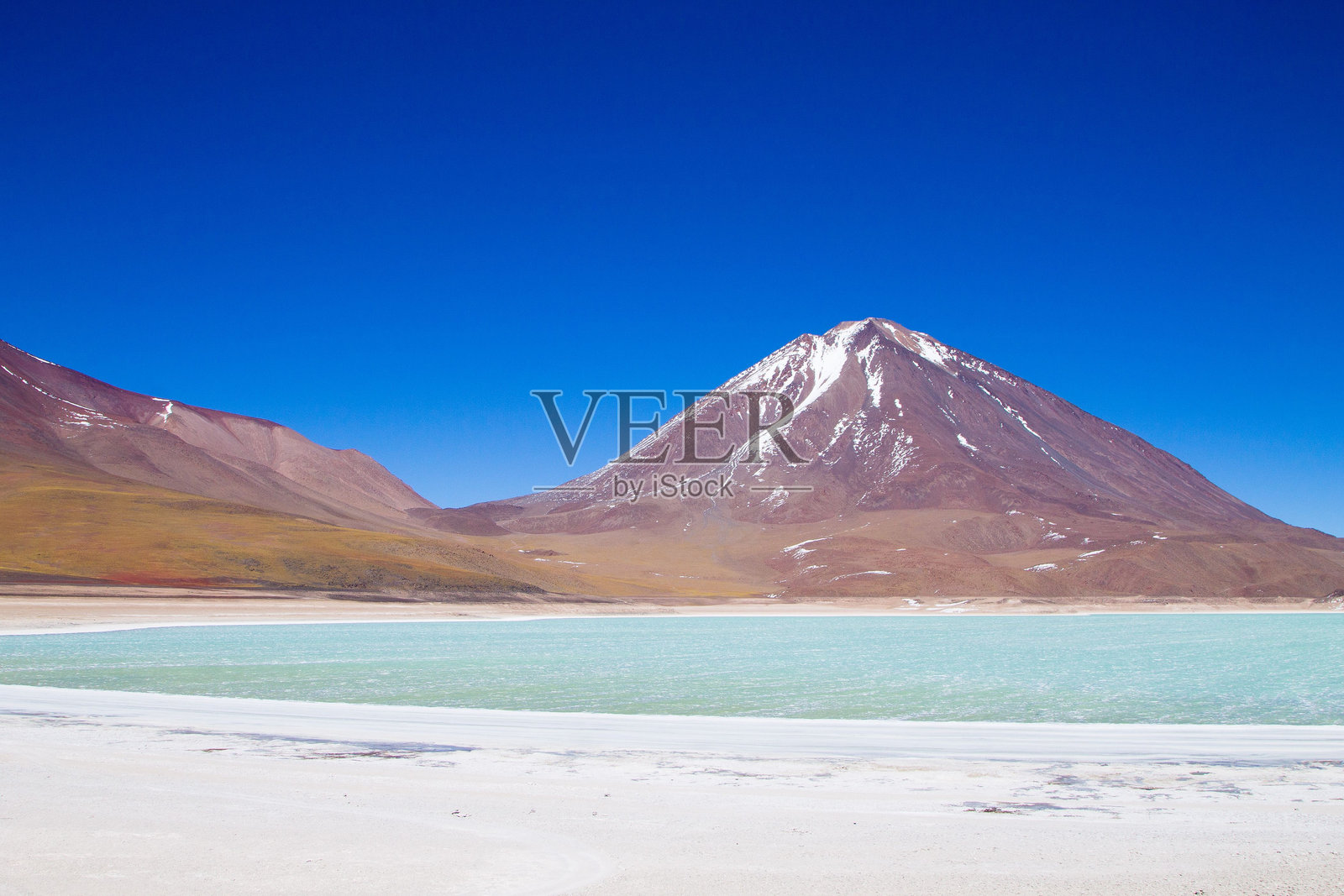 博利维亚的利坎卡布尔火山和绿湖照片摄影图片
