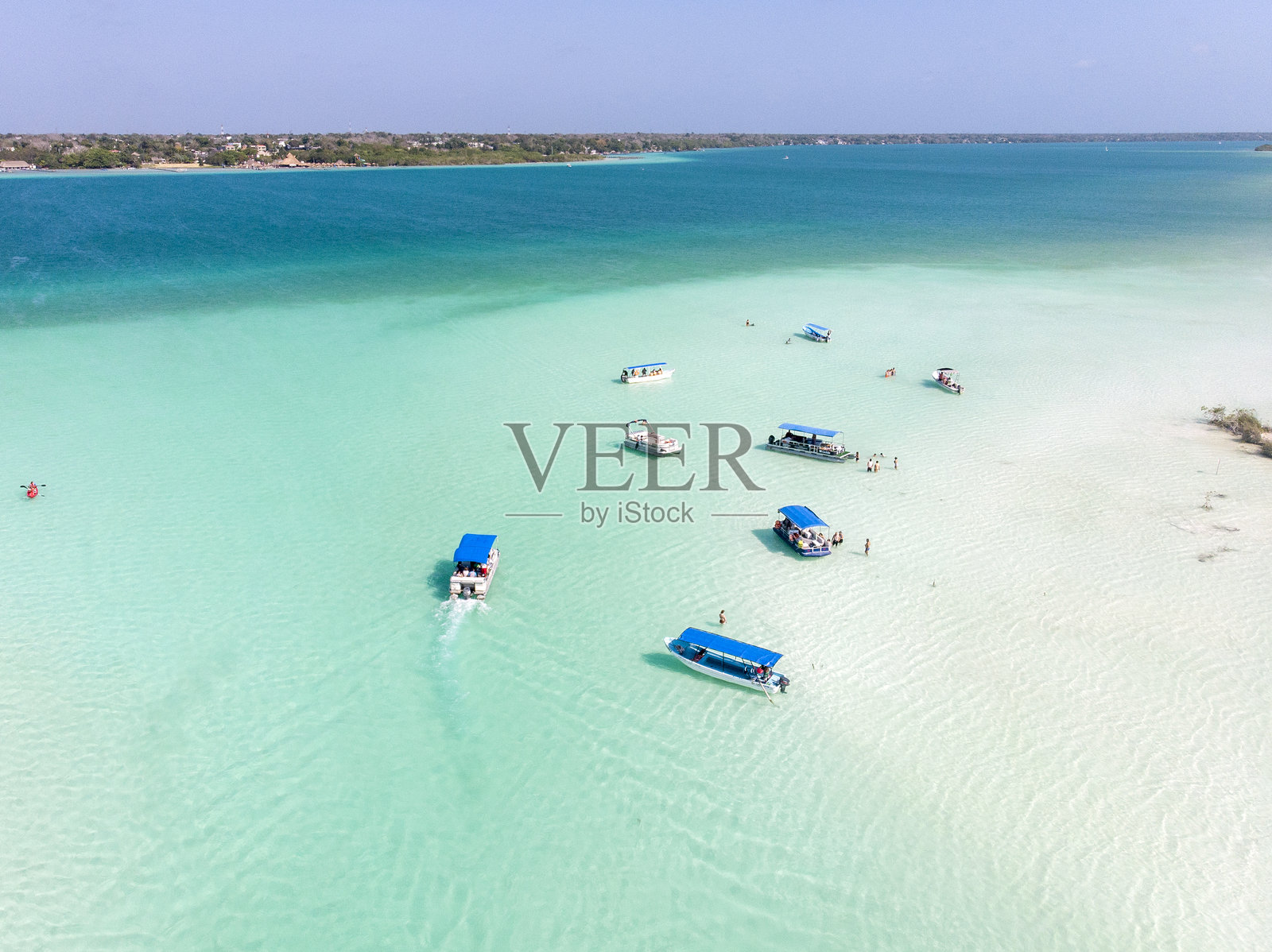 墨西哥金塔纳罗奥州巴卡拉尔的海盗通道空中景观。七色泻湖的天空视角。照片摄影图片