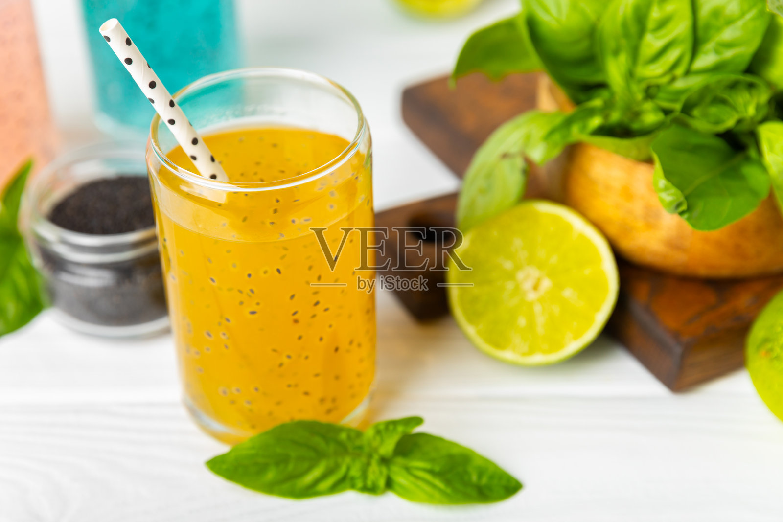 含有罗勒和奇亚籽的排毒饮品，装在玻璃罐和玻璃杯中，背景有纹理。含种子的饮品。健康食品。排毒鸡尾酒。抗氧化剂。罗勒水。留白空间。照片摄影图片