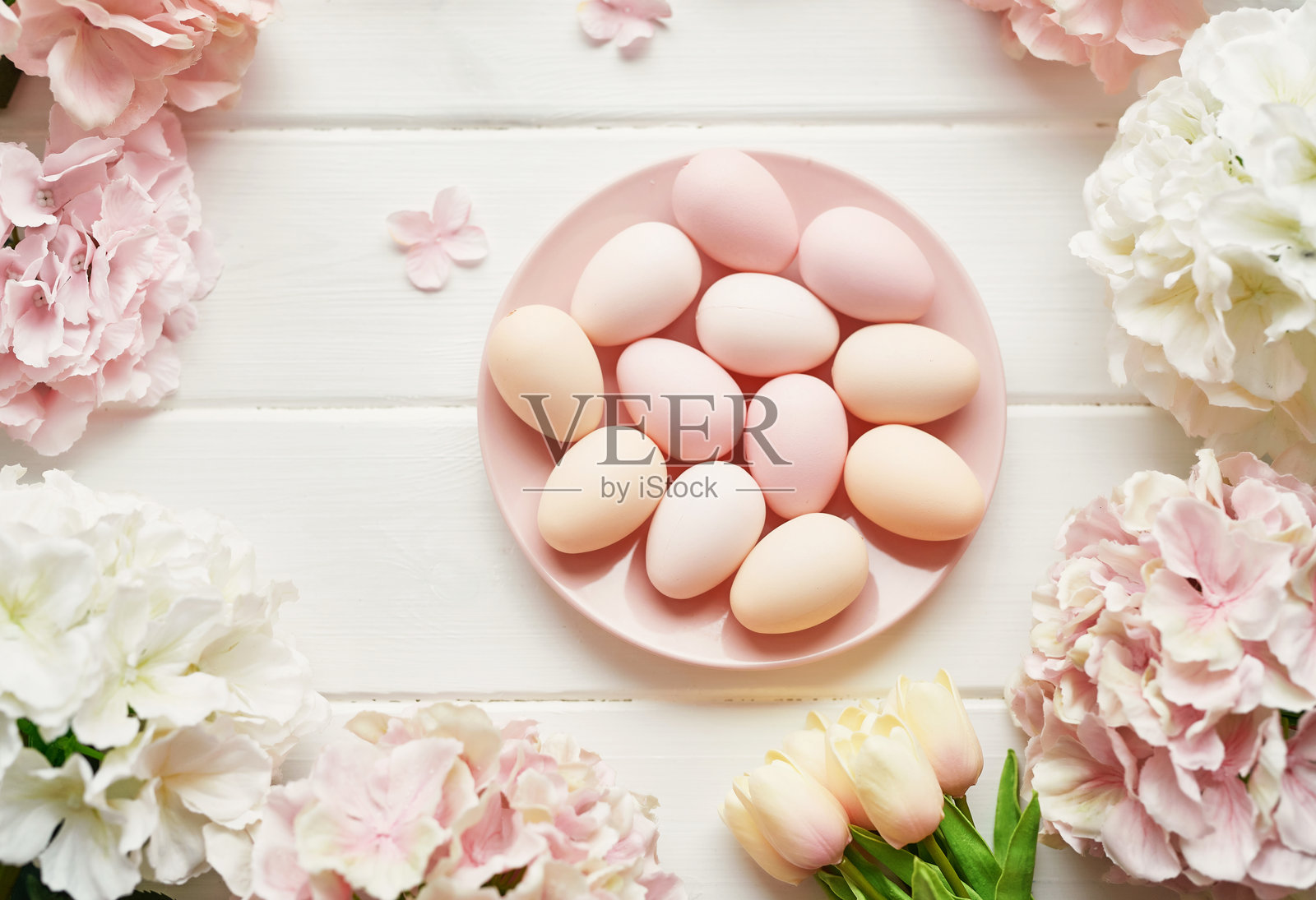 春天和复活节假期。窗户背景上的花朵与粉色彩蛋。照片摄影图片