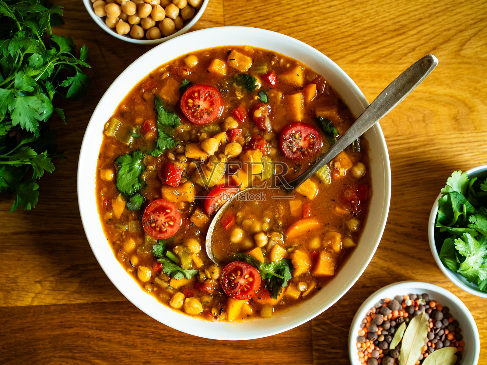 新鲜蔬菜扁豆汤盛在白色碗中，放在木桌上照片摄影图片