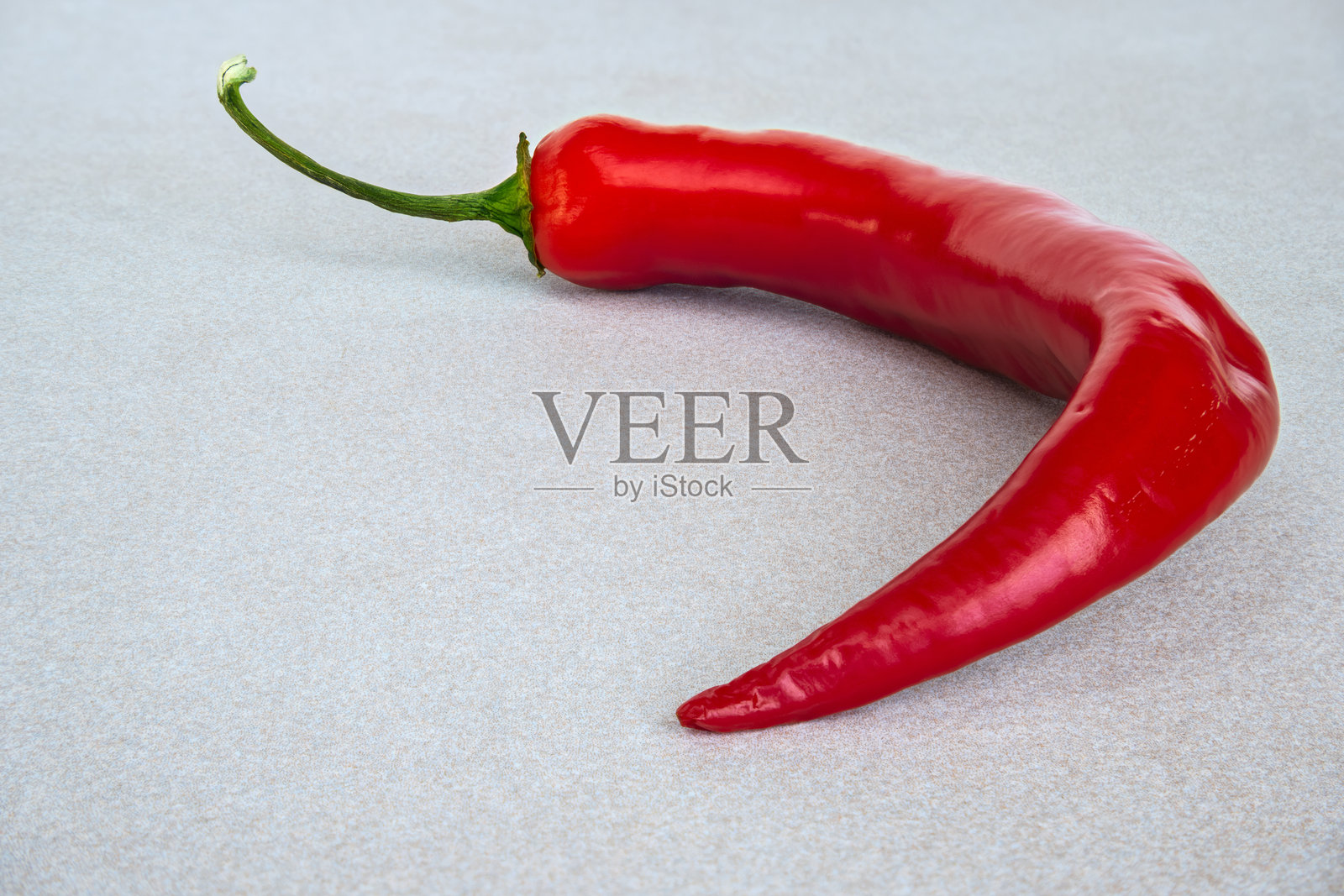 红辣椒孤立在陶瓷厨房台面上照片摄影图片