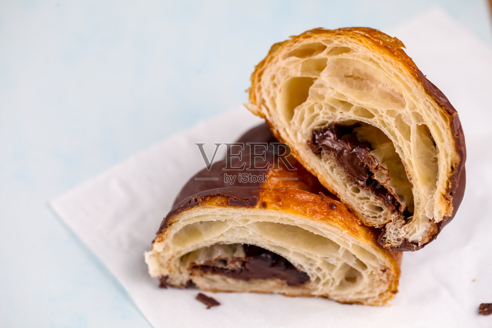 新鲜出炉的巧克力可颂在面包店展示。照片摄影图片