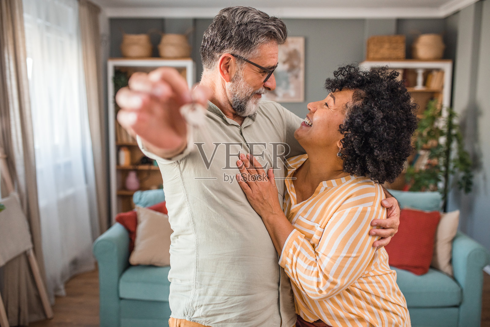 多种族的情侣对购买公寓感到开心照片摄影图片