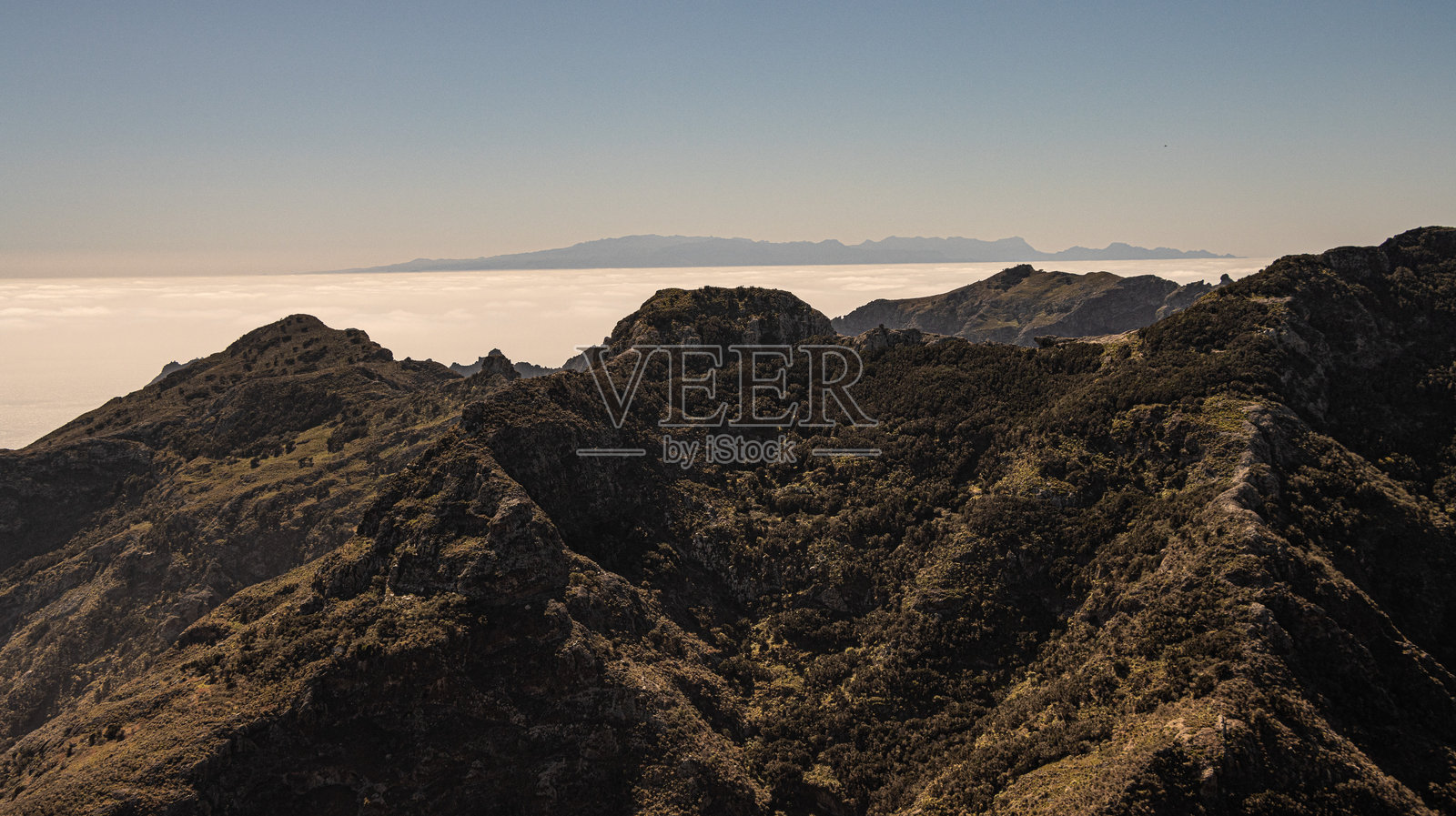 山顶的景色，背景是大加那利岛。照片摄影图片