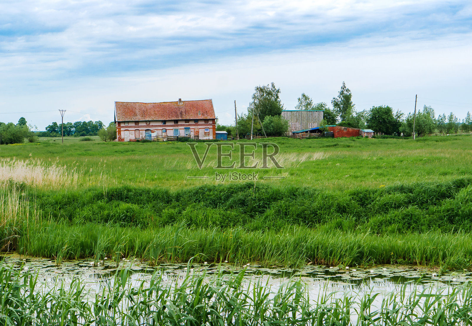 一座田野中的老房子。农场和这座古老的德国房子。照片摄影图片