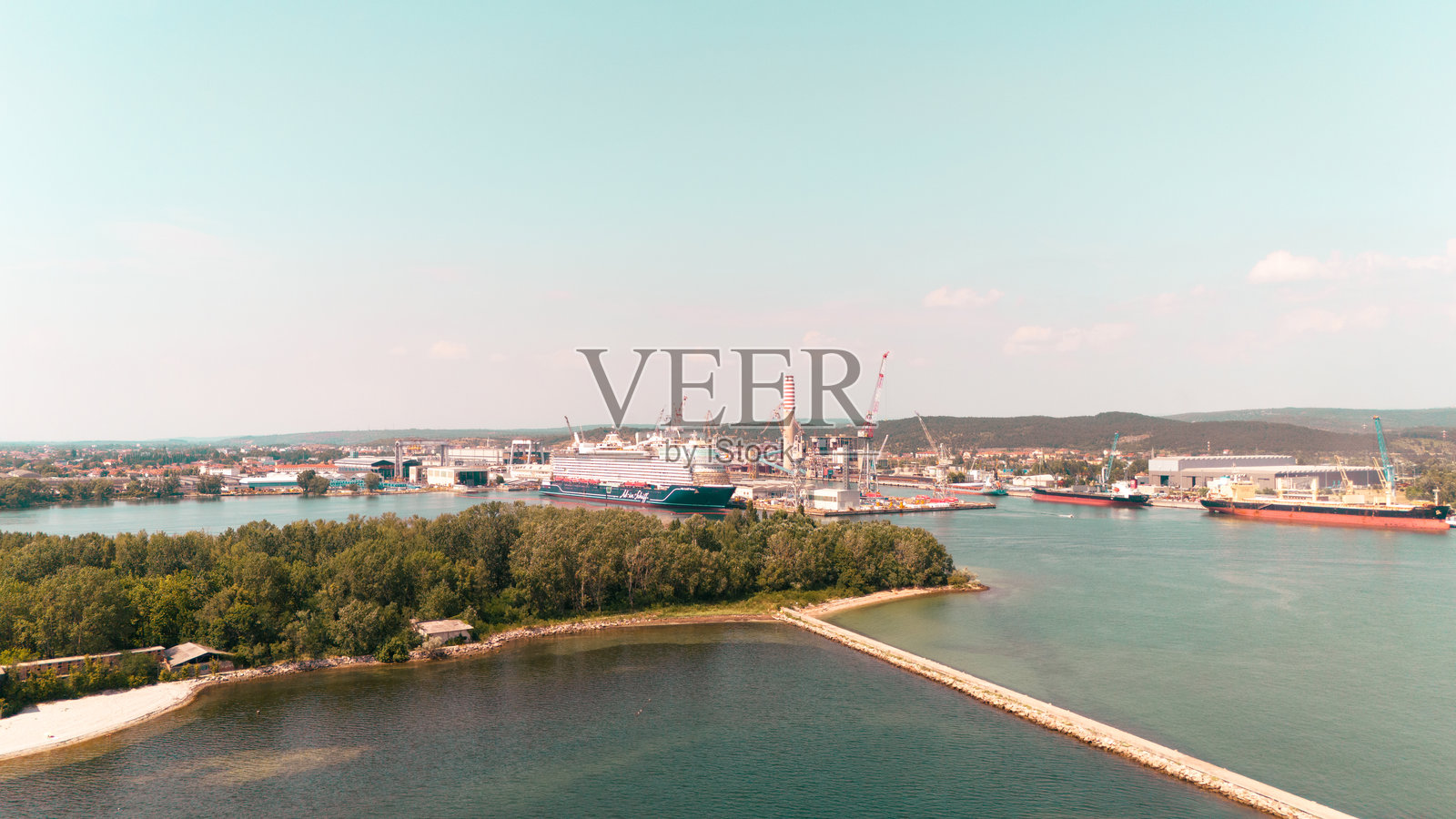 工业港口及周边水道的鸟瞰图照片摄影图片