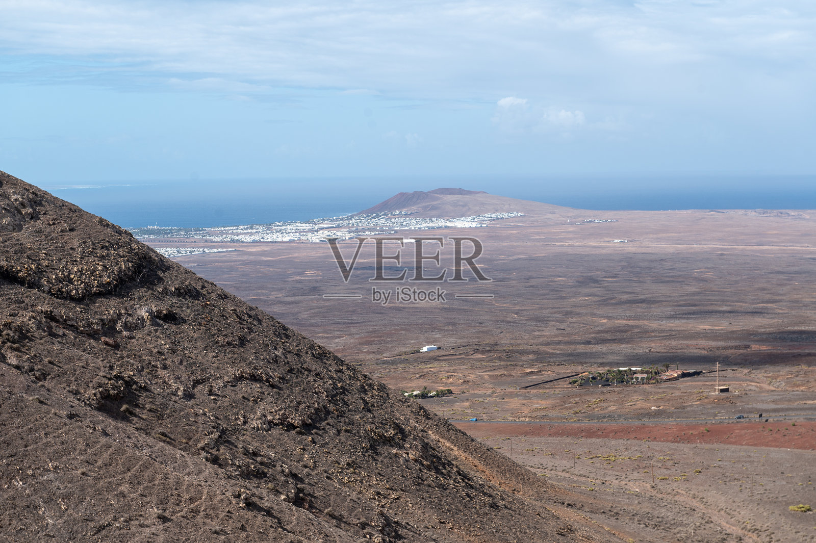 火山景观，拉赫里亚，兰萨罗特，西班牙，加那利群岛，欧洲。火山景观中的葡萄酒产区，俯瞰火山的美景。照片摄影图片