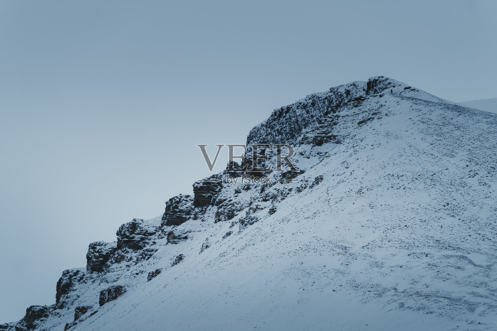 斯瓦尔巴群岛朗伊尔城的北极雪山岩峰照片摄影图片