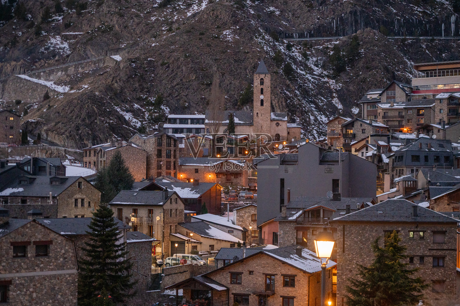 安道尔旅游小镇卡尼略在冬季大雪过后的城市风景。照片摄影图片