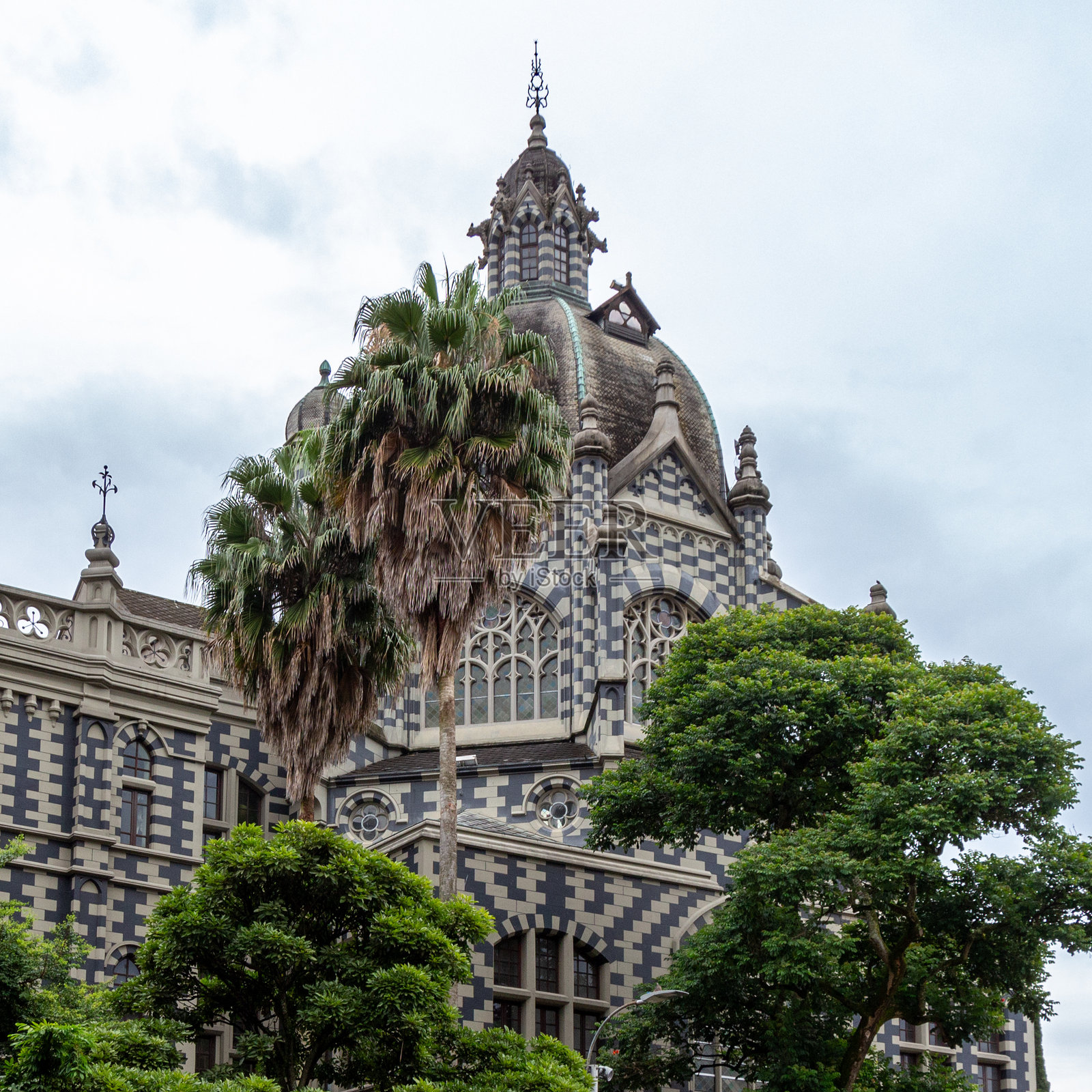 拉斐尔·乌里贝·乌里贝文化宫（文化宫）的广角视图，周围有树木。博特罗广场，麦德林，安蒂奥基亚，哥伦比亚。照片摄影图片