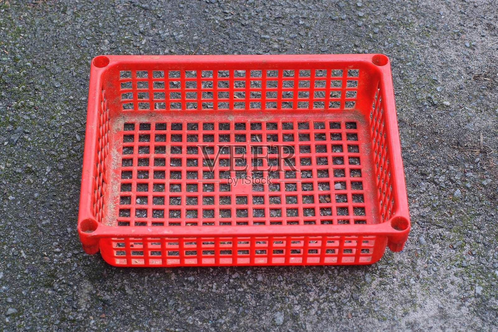 一个空的红色塑料长方形箱子照片摄影图片